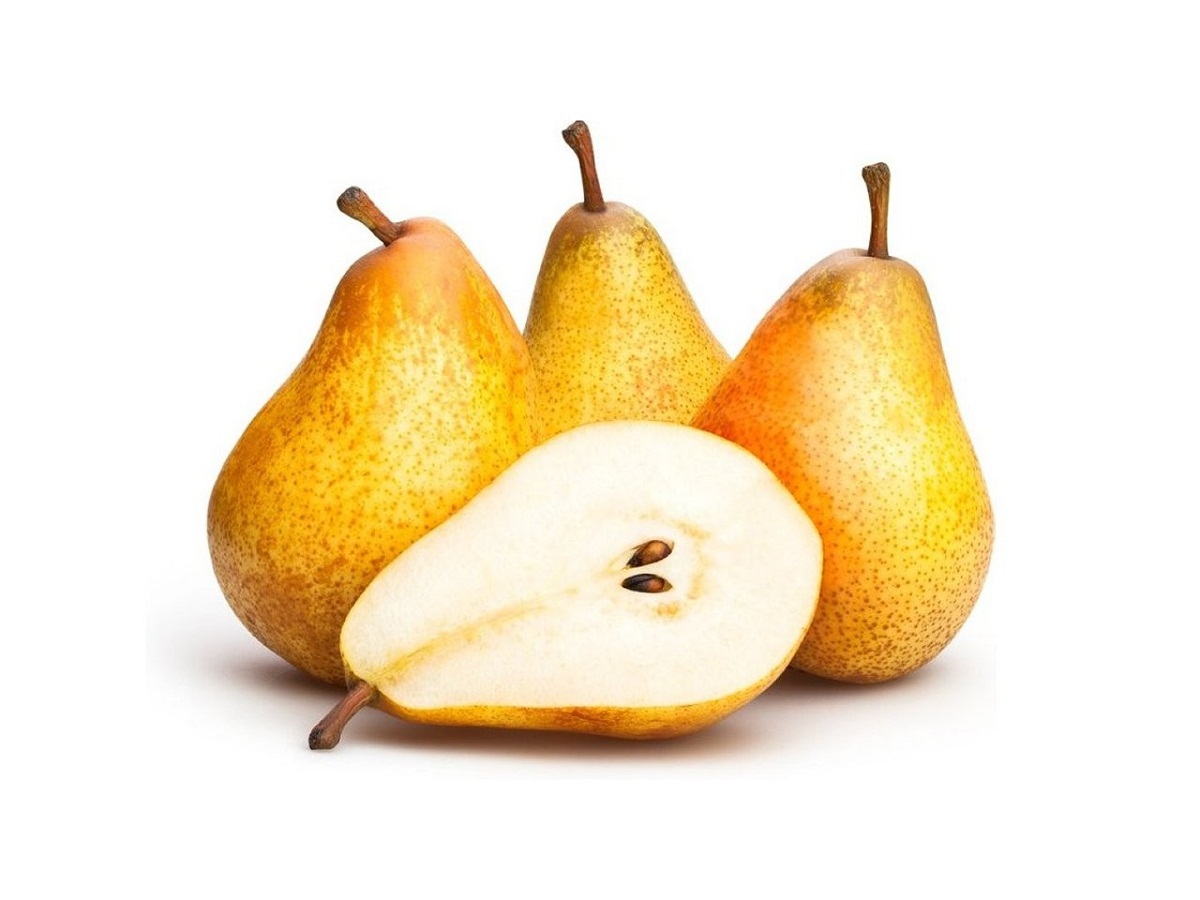 Tres peras limoneras enteras junto a una partida por la mitad