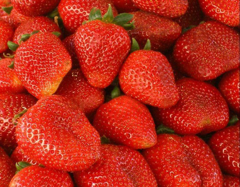 Fresas maduras con los aquenios visibles en la superficie