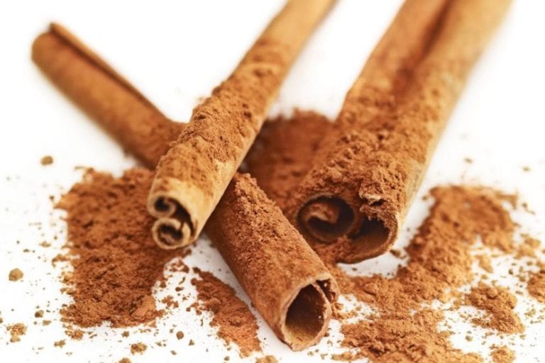 Canela en rama y molida usada para proteger la base de los esquejes