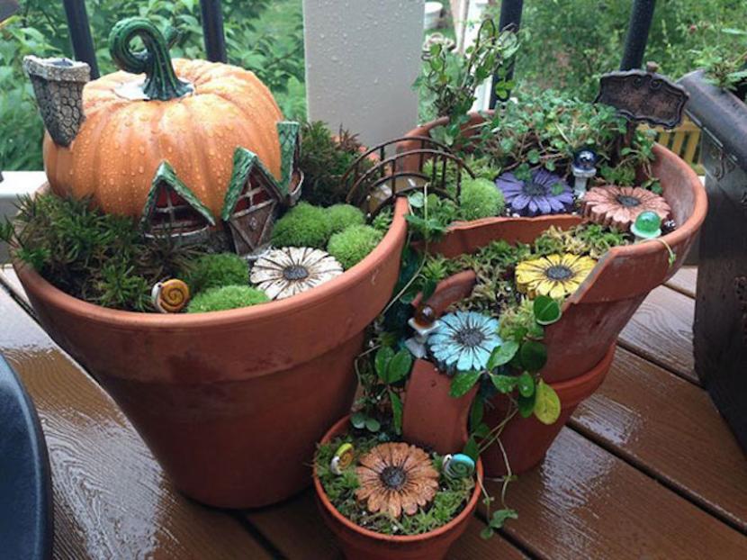 Detalle de escalera y caminos en un jardín en miniatura hecho con trozos de maceta