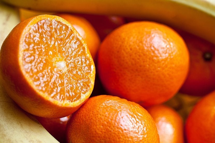 Naranja cortada por la mitad lista para vaciar