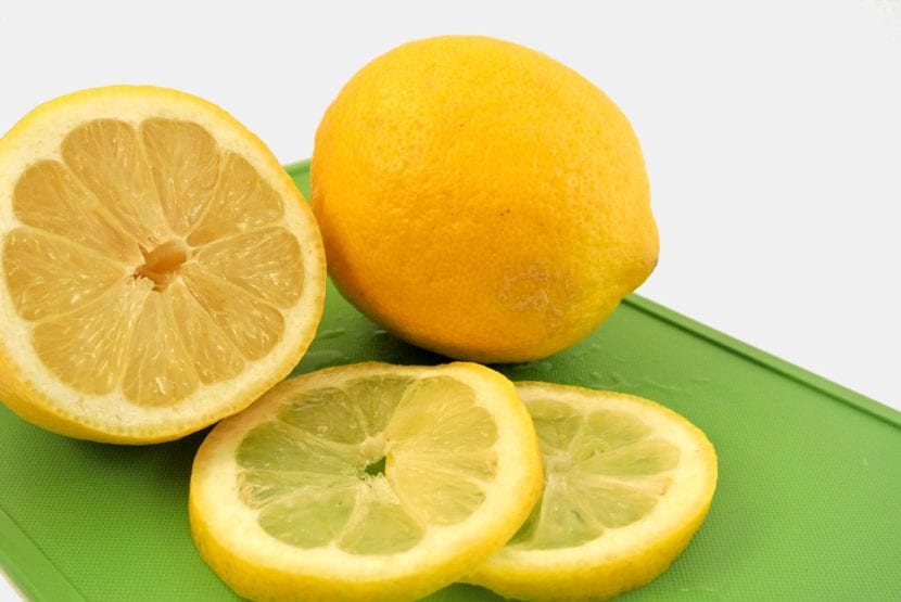 Limones enteros y cortados, cuya piel resulta repelente para las hormigas