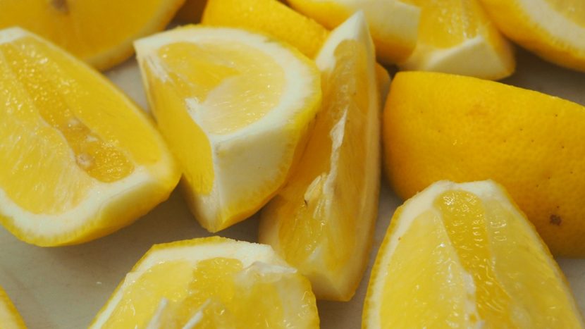 Limones en el árbol