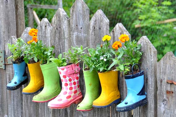 Botas de agua viejas convertidas en macetas paso a paso
