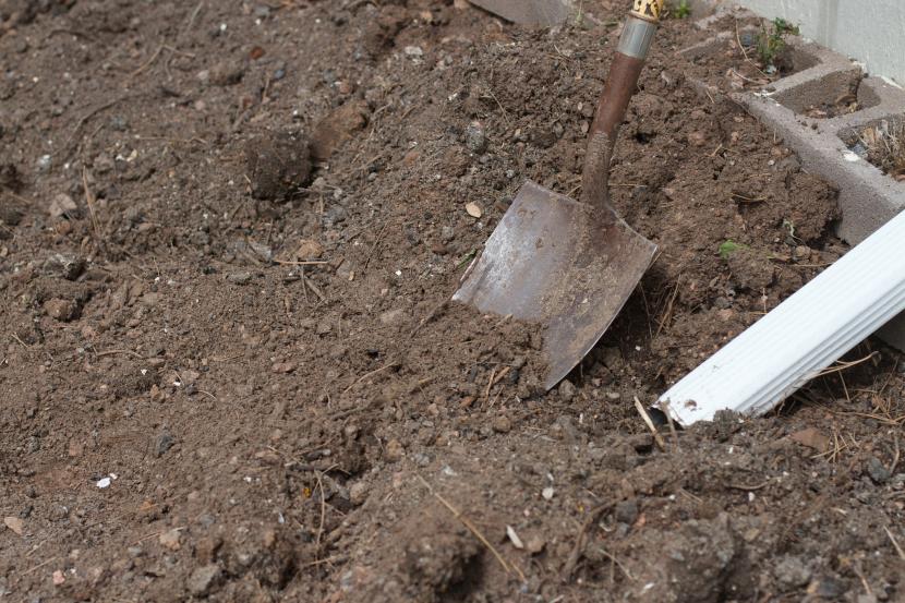Pala de jardinería clavada en la tierra