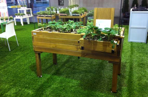 Mesa de cultivo de madera recuperada adaptada para personas con movilidad reducida