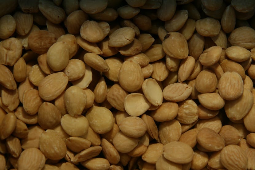 Granos de almendra marcona de forma redondeada