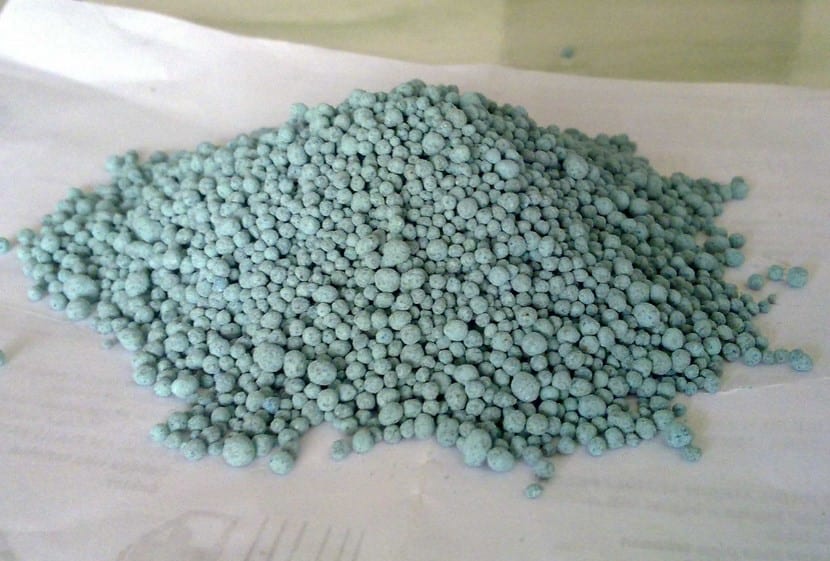 Abono granulado mineral listo para su aplicación