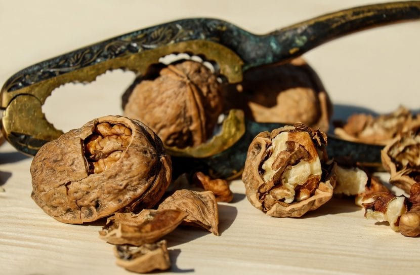 Nueces con la cáscara partida sobre una superficie de madera