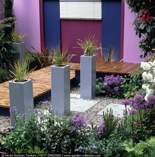 Detalle de plantación contemporánea con gramíneas y pavimento