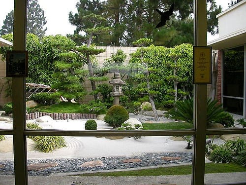 Jardín moderno con líneas rectas y masas de vegetación