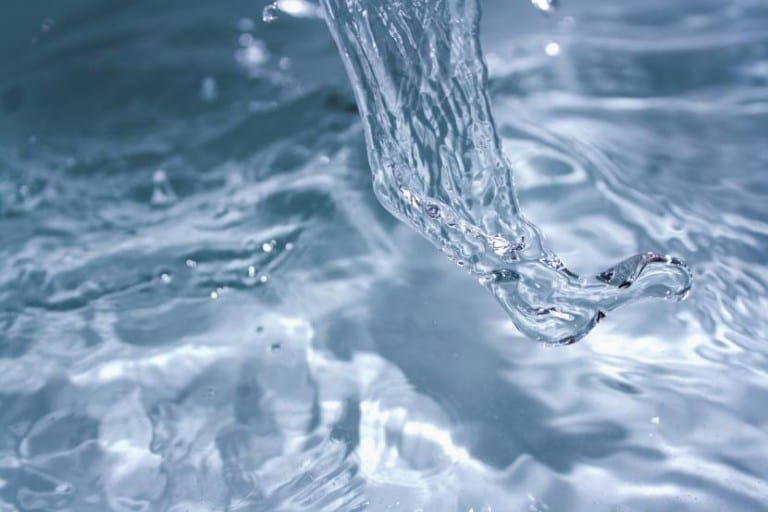Agua vertida en un recipiente para riego