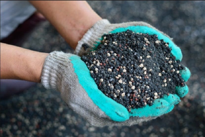 Aplicación de abono foliar sobre las hojas de una planta