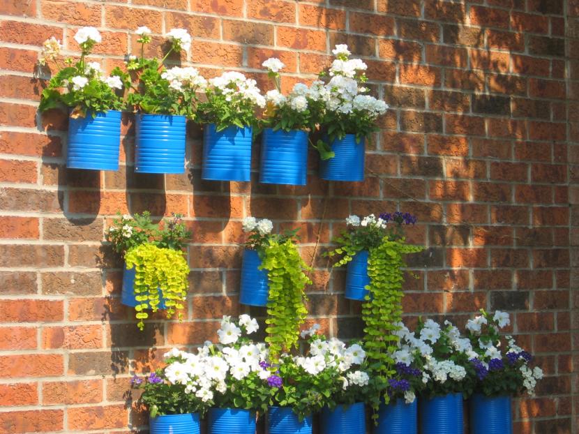 Decorar el jardín con materiales reciclados: guía práctica
