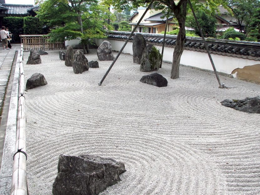Jardín decorado con piedras de distintos tamaños
