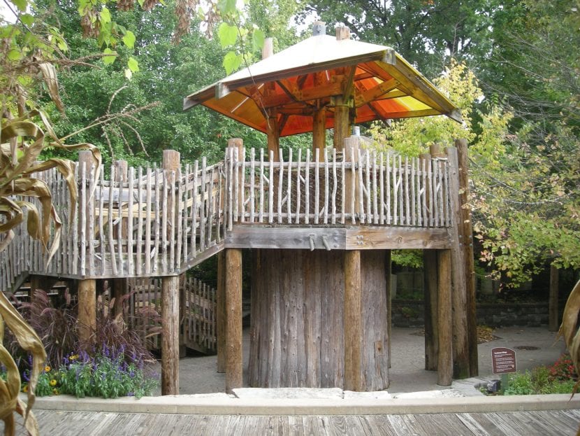 Casita de madera infantil en un jardín