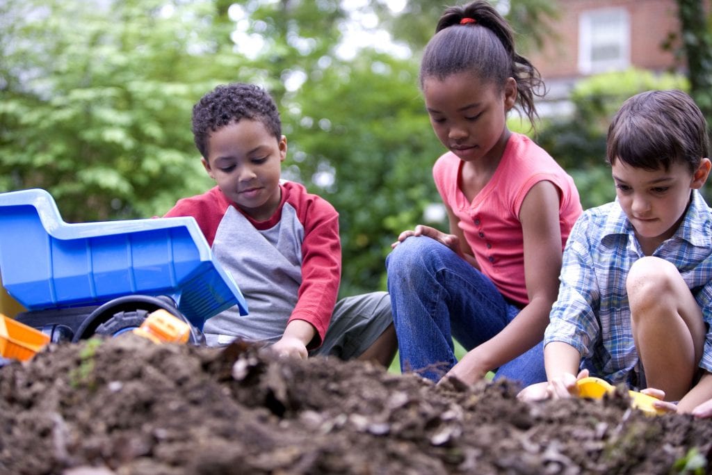 Cómo hacer un jardín para niños seguro y divertido