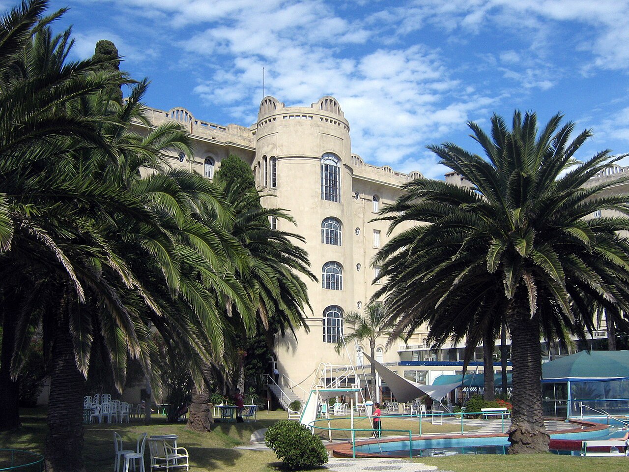 Piscina integrada en el jardín con vegetación mediterránea alrededor