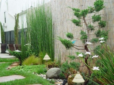 Jardín zen de grava rastrillada con rocas