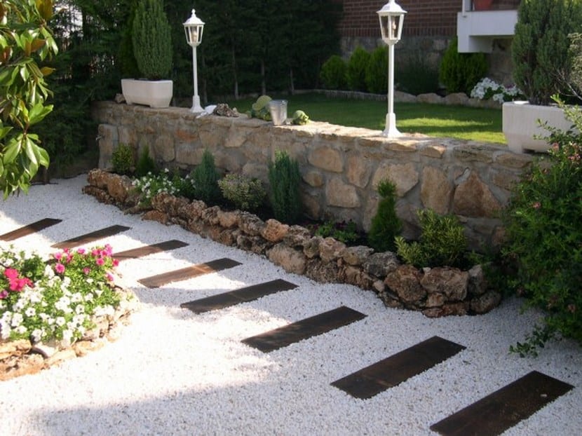 Senderos de jardín: trazado, materiales y base que aguanta