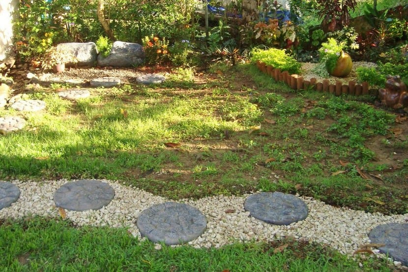 Camino de jardín con pavimento y juntas vegetadas