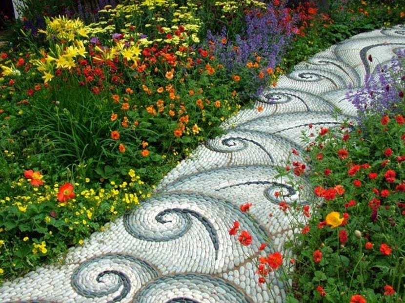 Sendero de jardín con vegetación en los bordes