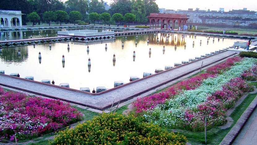 Terrazas y canales de agua del jardín Shalimar