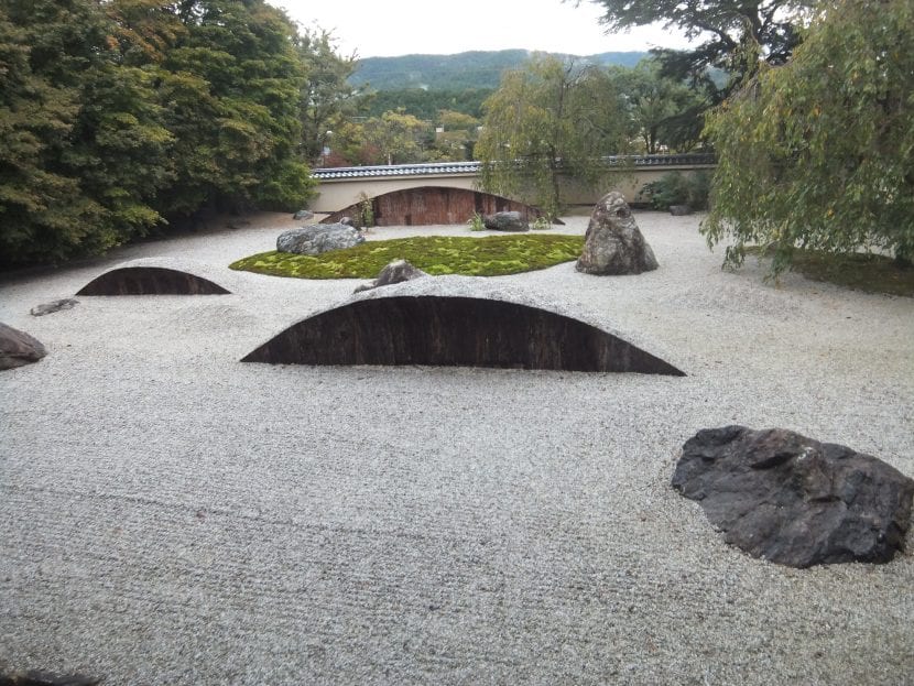 Jardín zen con grava rastrillada y rocas