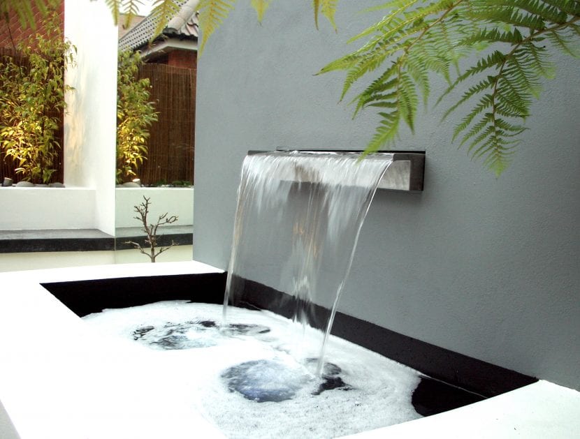 Fuente de diseño integrada en un jardín