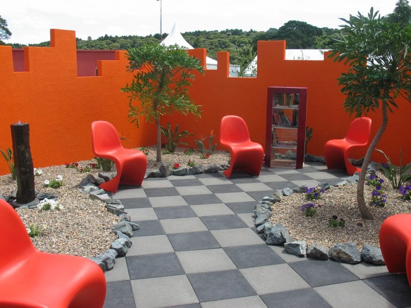 Jardín moderno con líneas rectas y vegetación agrupada