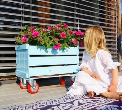 Cajón de madera de fruta reutilizado para decorar el jardín