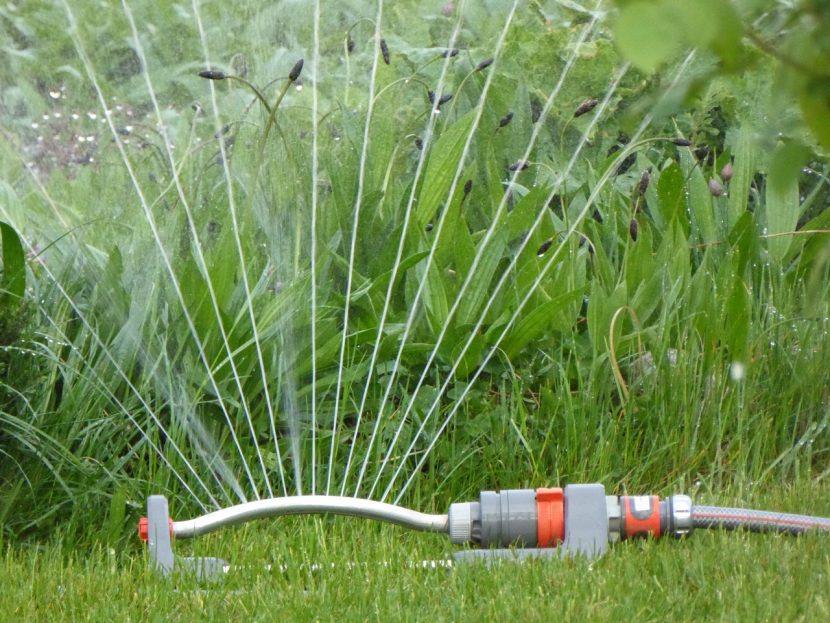 Sistema de riego instalado en un jardín