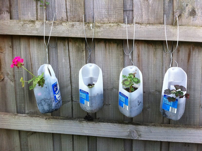 Botellas de plástico en el jardín: usos que funcionan