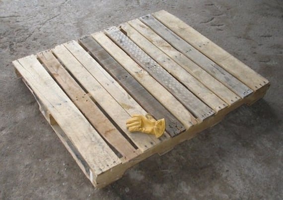 Palés de madera apilados listos para reciclar