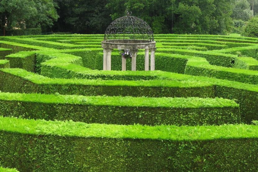 Laberinto vegetal de setos recortados visto desde arriba