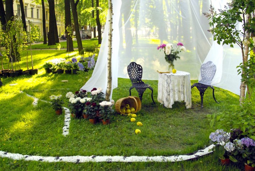 Celebración de boda montada en un jardín