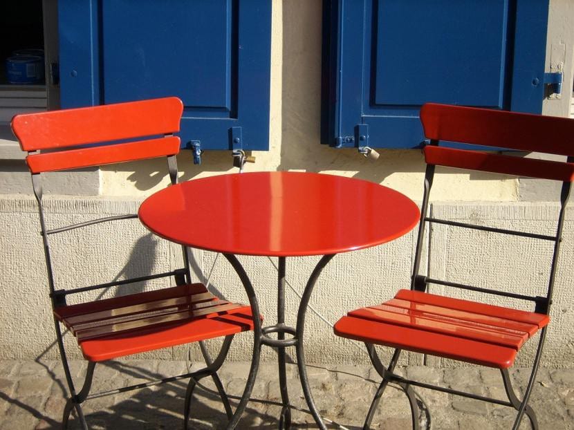 Conjunto de muebles de hierro en un jardín