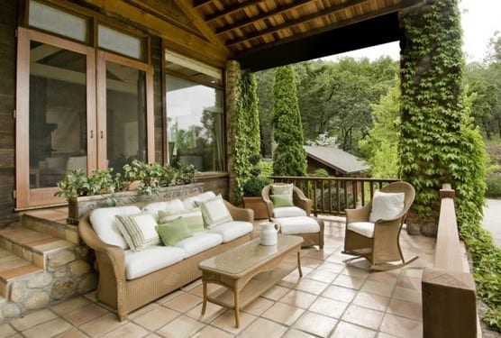 Terraza decorada con plantas y zona de estar