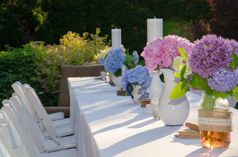 Mesa de jardín decorada con flores