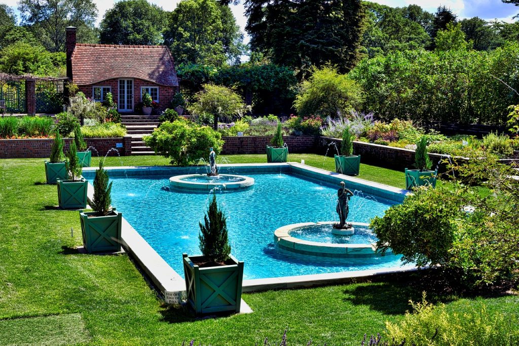Jardín con piscina rodeada de vegetación