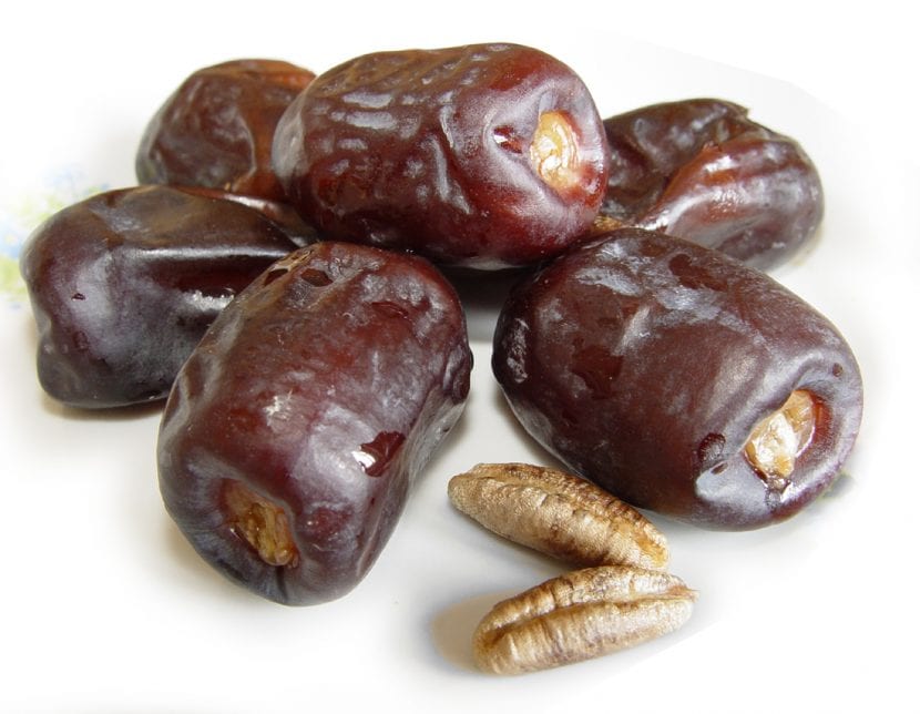 Racimo de dátiles maduros en la palmera