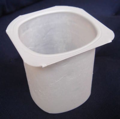 Envase de yogur vacío listo para usarse como semillero
