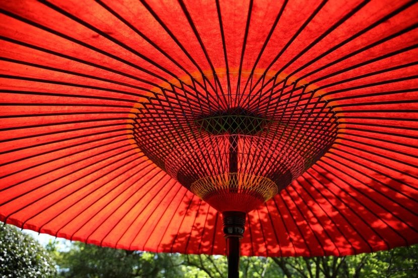 Sombrilla de estilo oriental abierta en un exterior