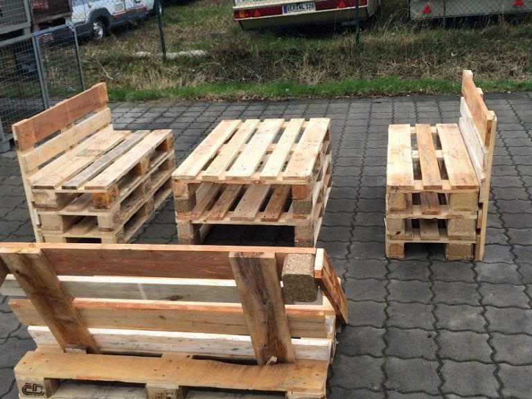 Palets de madera apilados listos para reciclar en muebles de terraza