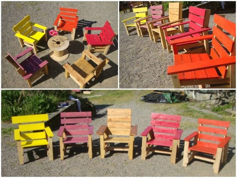 Sillas de palet pintadas de colores en una terraza